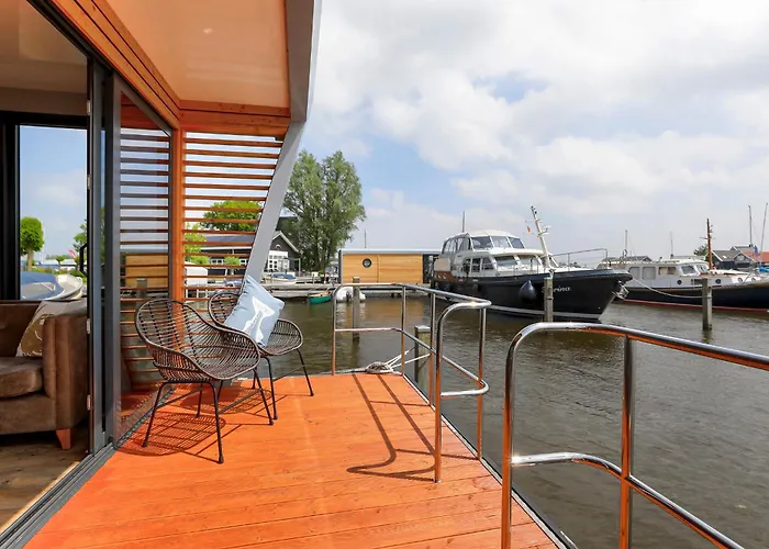 Luxe Houseboat Skoft