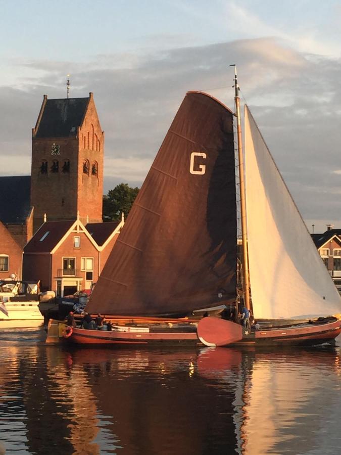 Botel Luxe Houseboat Skoft *