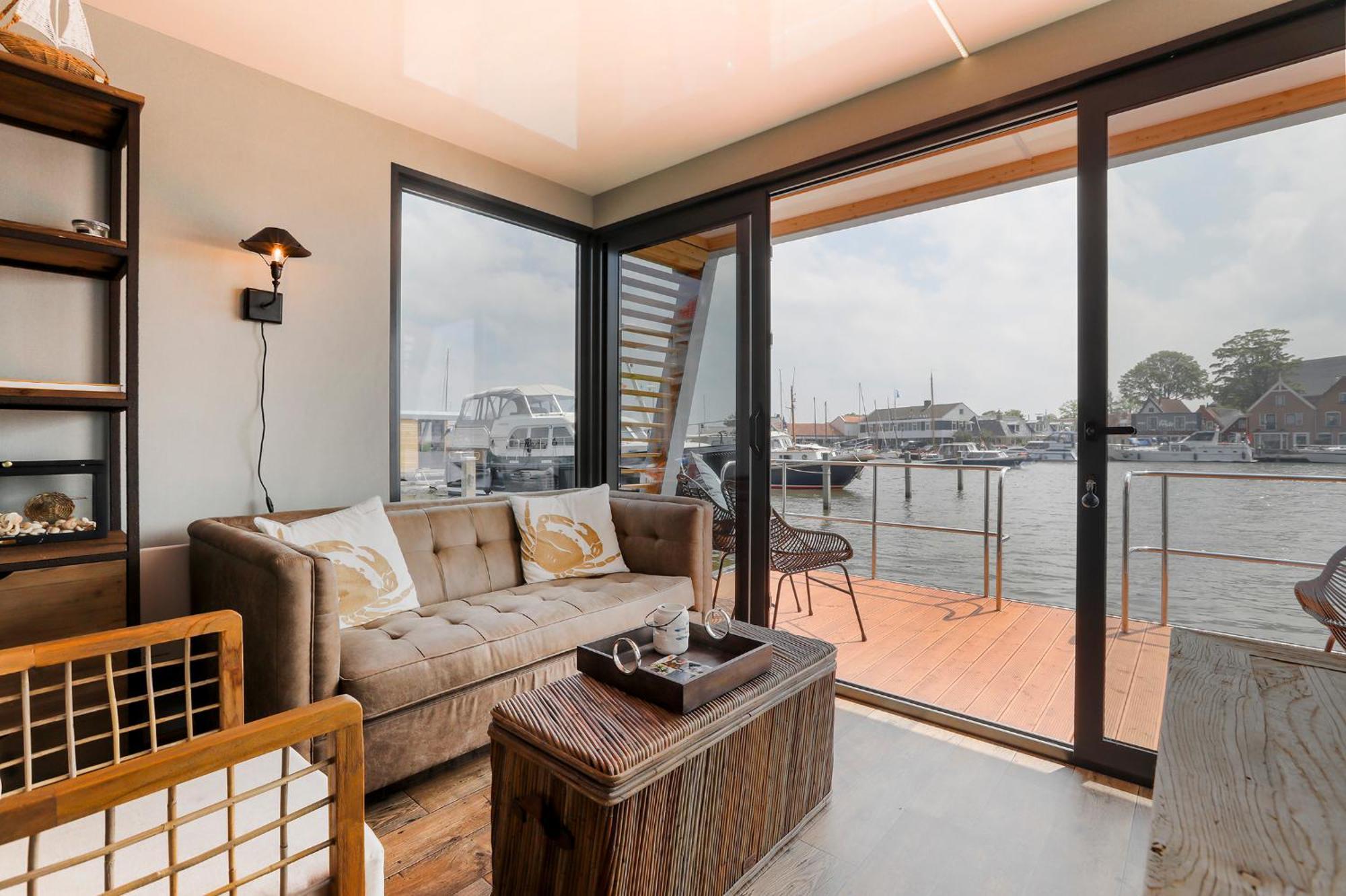 Luxe Houseboat Skoft Botel *