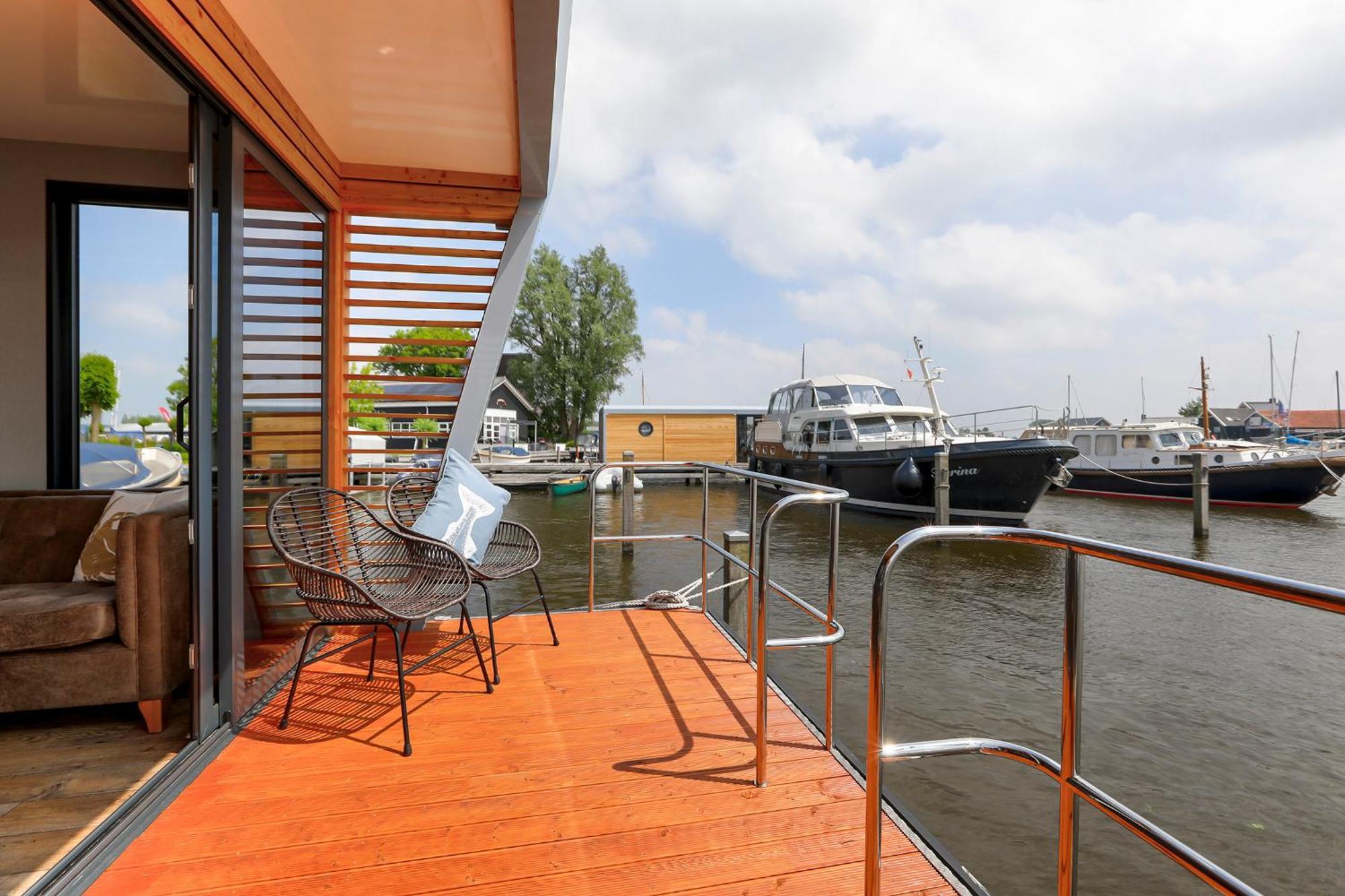 Luxe Houseboat Skoft Botel *